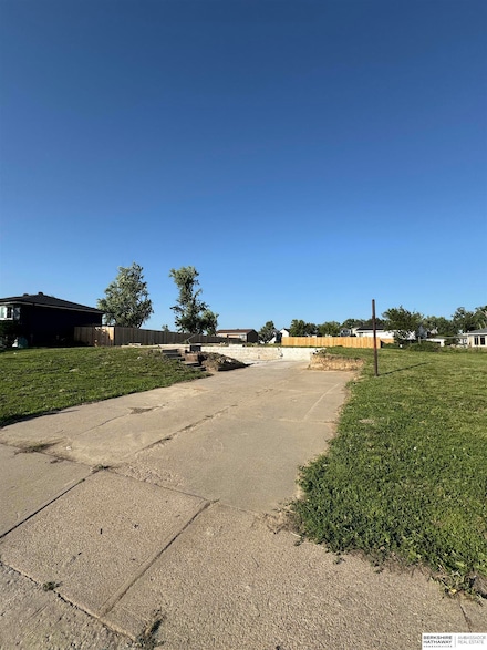 4009 N 215th St, Elkhorn, NE 68022