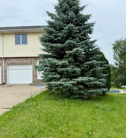 2208 Holiday Rd, Coralville, IA 52241