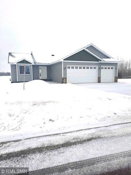 349 Cedar Trail Dr, Le Sueur, MN 56058
