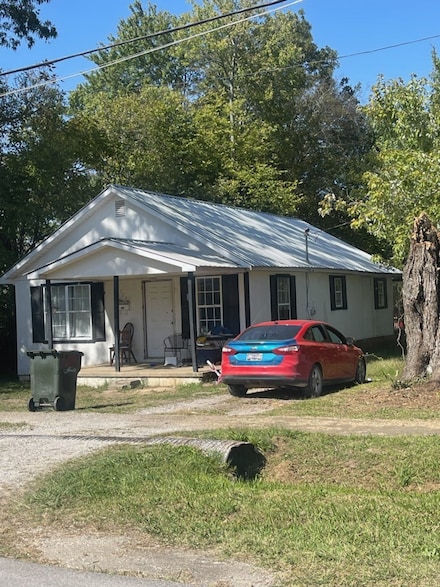 209 W 3rd Ave, Hohenwald, TN 38462