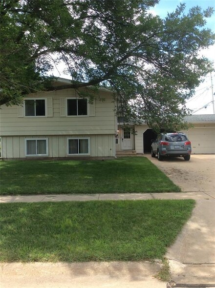 4 26th Ave SW, Cedar Rapids, IA 52404