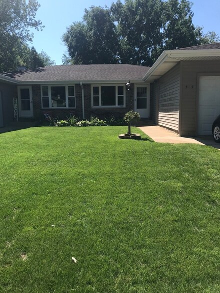 949 Kane St, South Elgin, IL 60177