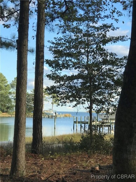 737 Morse Point Rd, Port Haywood, VA 23138