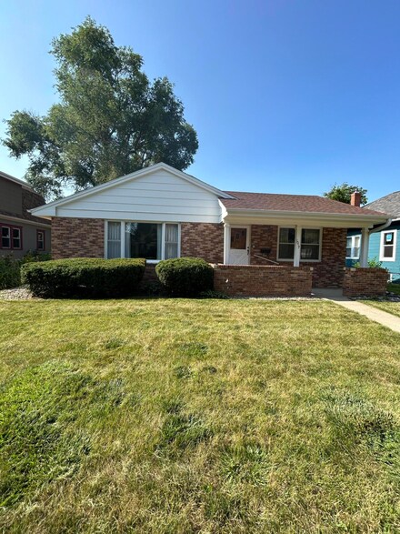 1017 E 5th Ave, Mitchell, SD 57301