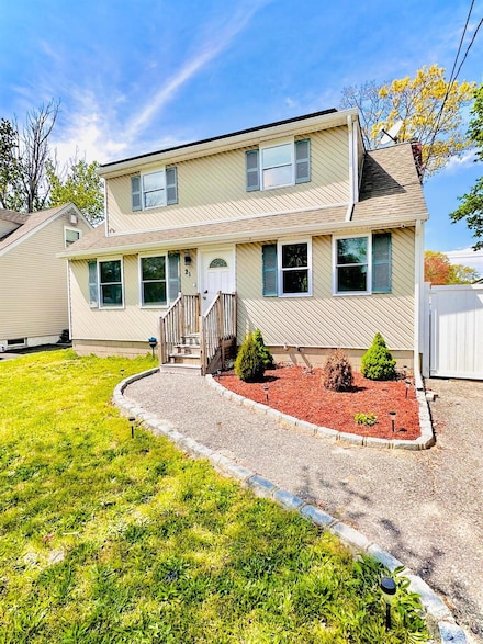 21 Pennwood Dr, Mastic Beach, NY 11951