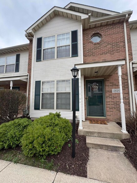 1819 Golden Oak Ct, Crown Point, IN 46307