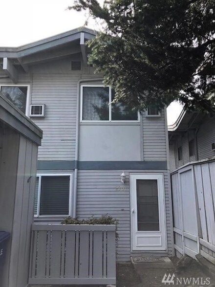2301 S Pinebrook Ln, Des Moines, WA 98198