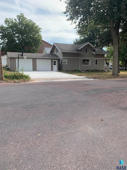 402 E 7th St, Dell Rapids, SD 57022