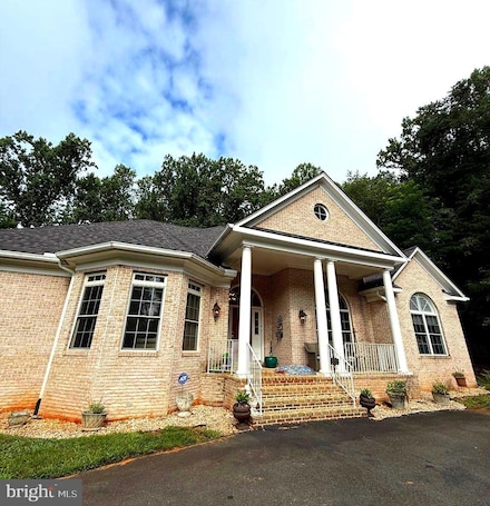 10408 Marbury Rd, Oakton, VA 22124