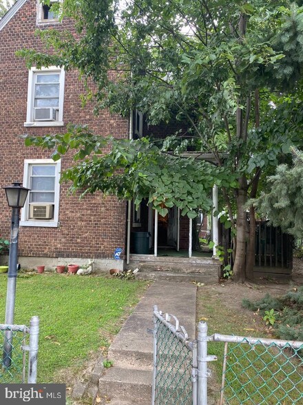 1085 Niagara Rd, Camden, NJ 08104