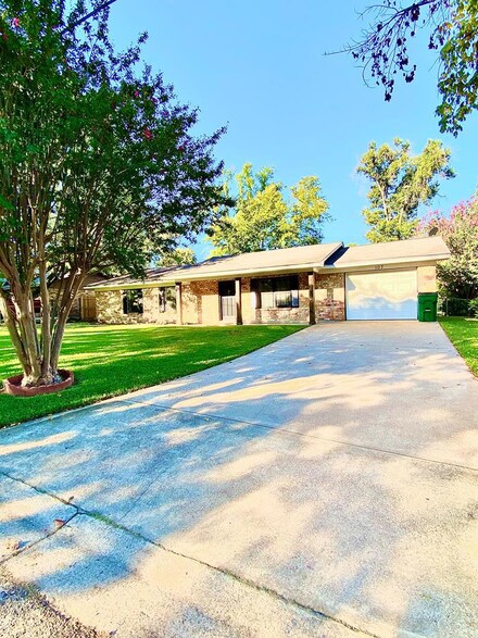 107 Tanglewood Dr, Palestine, TX 75803