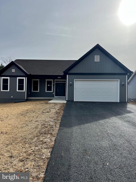 678 Glebe Harbor Dr, Montross, VA 22520