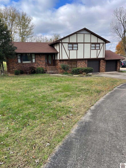 141 Skylark Dr, Paducah, KY 42001