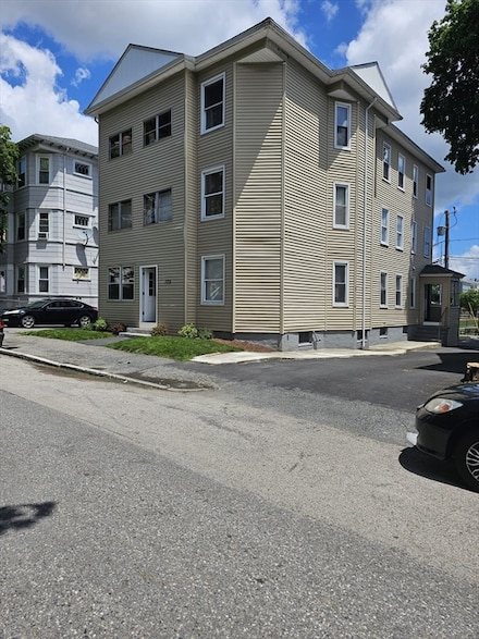 105 Arthur St Unit 2, Worcester, MA 01604