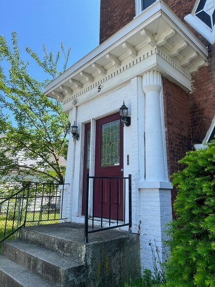 5 Zoar Ave, Chicopee, MA 01020