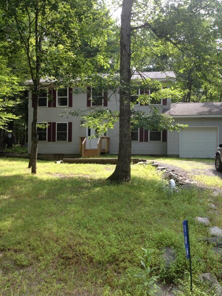 106 Claudine Ct, Dingmans Ferry, PA 18328