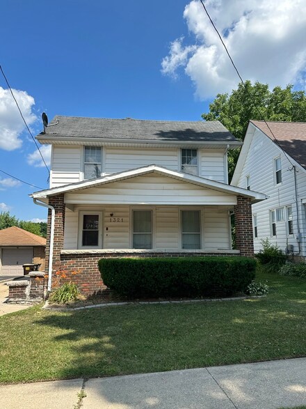 1321 S High Ave, Freeport, IL 61032