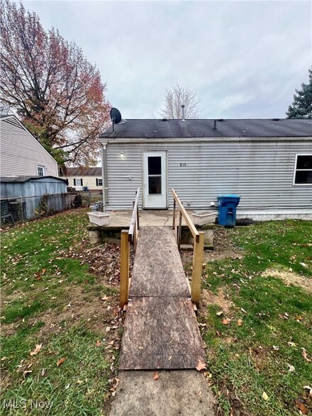 815 Bataan Ln, Port Clinton, OH 43452