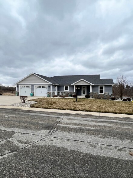 811 Fairhaven Ct, Angola, IN 46703