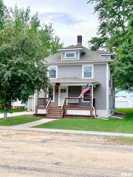 407 Fulton St, Grand Mound, IA 52751