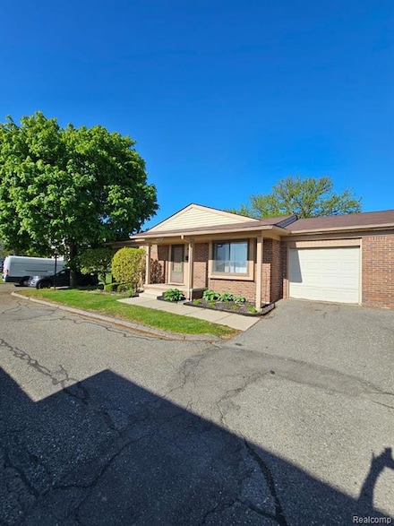 2924 Roundtree Dr, Troy, MI 48083