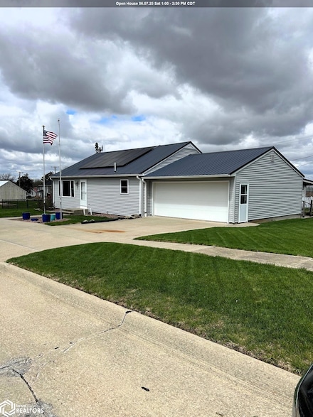 906 4th St, Victor, IA 52347