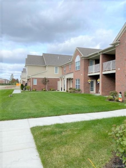 51856 E Pointe Ln, Chesterfield Township, MI 48051