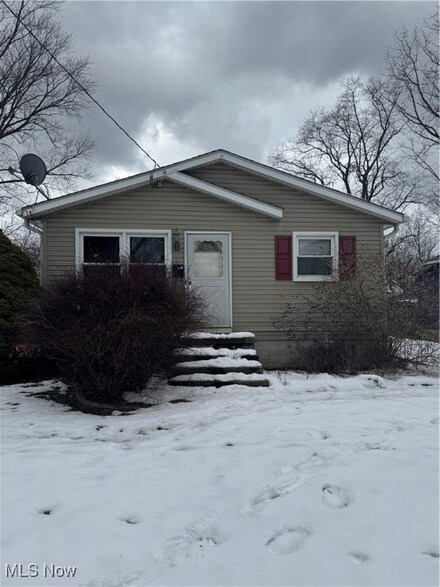 2452 Willis St, Cuyahoga Falls, OH 44221