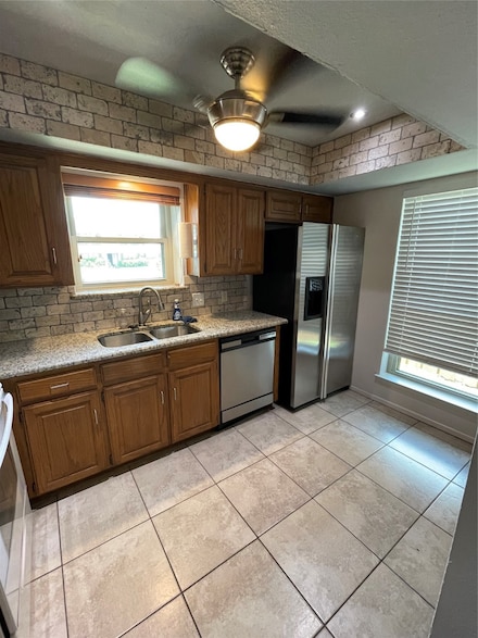 105 Wilshire Dr, Euless, TX 76040