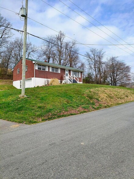 9755 Tinsley Ln, Bent Mountain, VA 24059