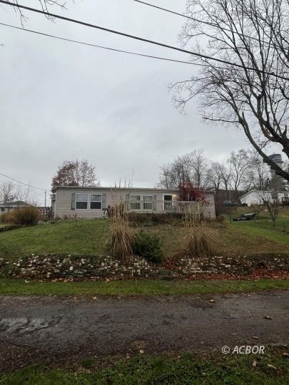 100 Ash St, New Straitsville, OH 43766