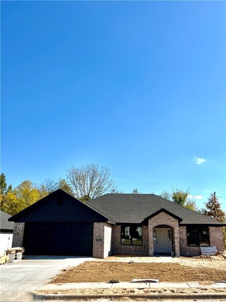 1833 S D St, Rogers, AR 72756