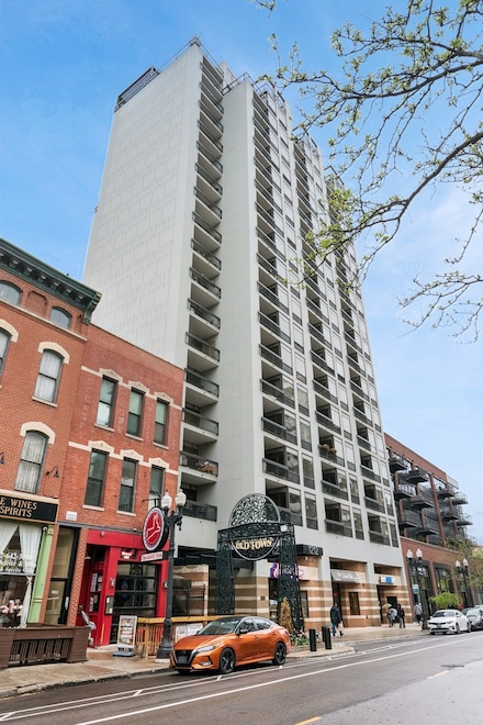 1212 N Wells St Unit 1005, Chicago, IL 60610