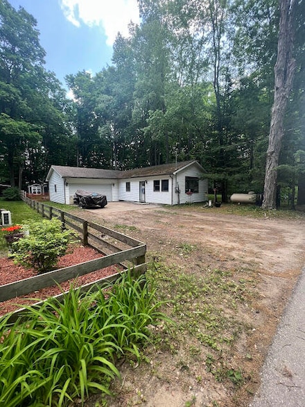 2599 Pleasant Lake Shore Dr, Cadillac, MI 49601