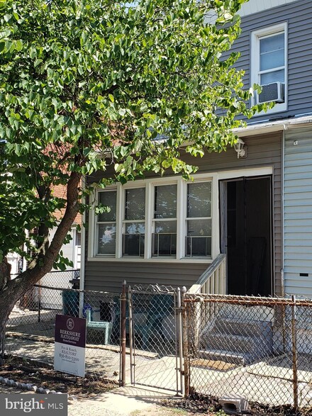 212 N 29th St, Camden, NJ 08105
