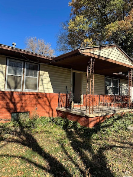 601 E Eisenhower Rd, Lansing, KS 66043