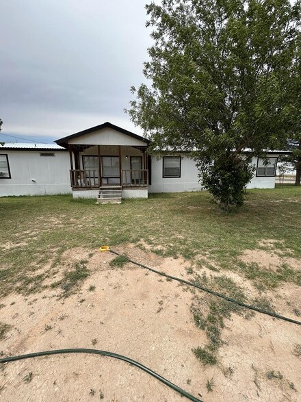 687 Scissortail Ln, Fort Stockton, TX 79735