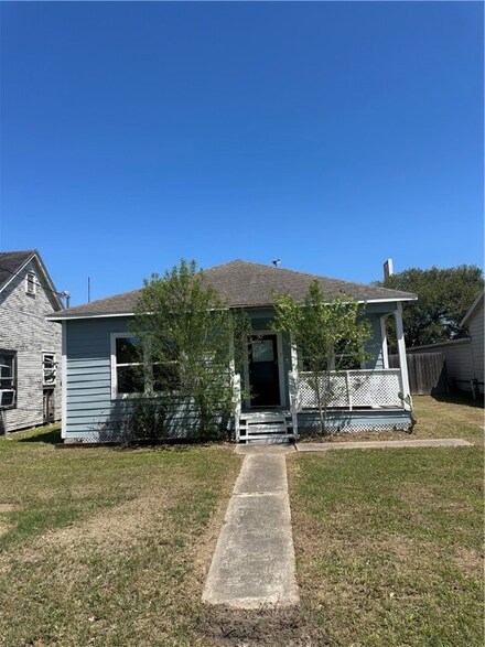 210 Dunbar St, Refugio, TX 78377