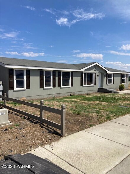 6001 Crestfields Rd, Yakima, WA 98903