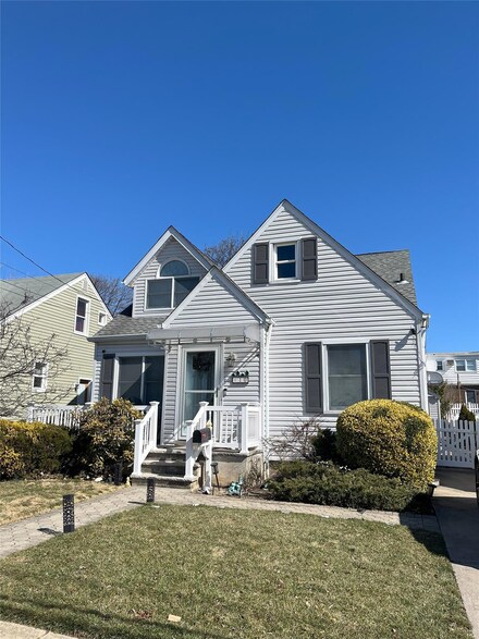 10 Kamda Blvd, New Hyde Park, NY 11040