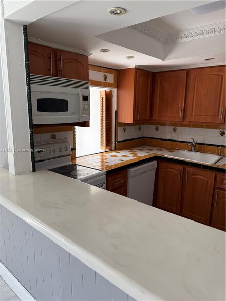 210 172nd St Unit 326, Sunny Isles Beach, FL 33160