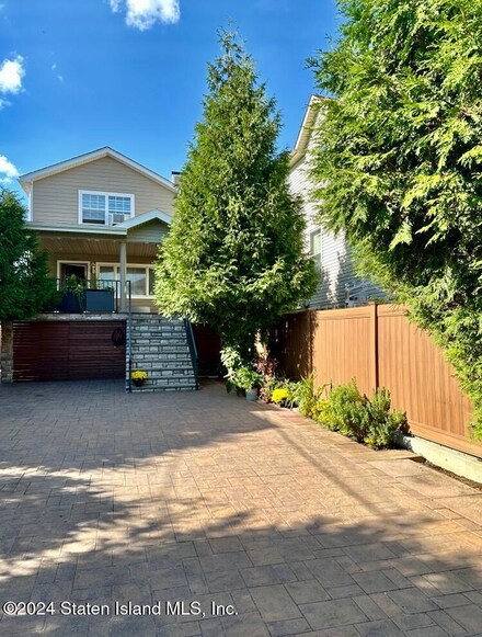 1205 Olympia Blvd, Staten Island, NY 10306