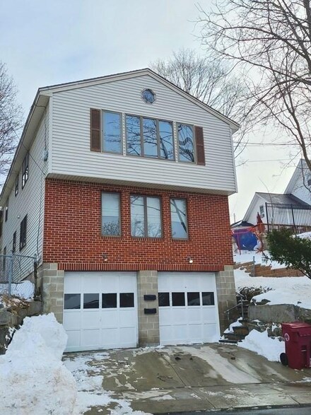 1065 Bridge St, Lowell, MA 01850