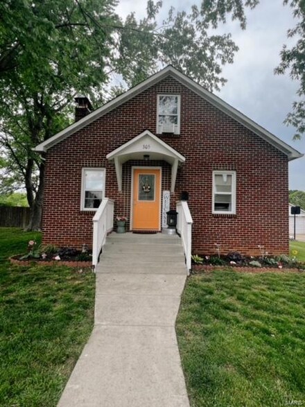 305 E Franklin Ave, Owensville, MO 65066