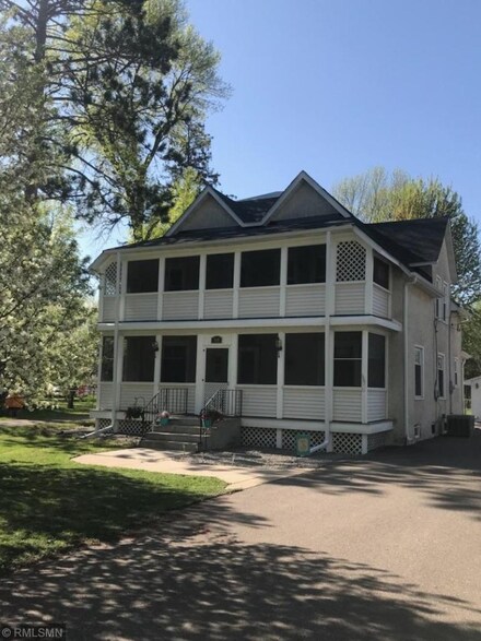 209 4th St NE, Braham, MN 55006