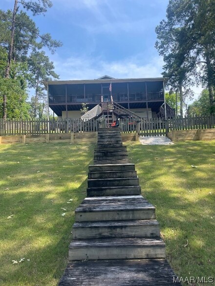 563 W Holiday Dr, Abbeville, AL 36310
