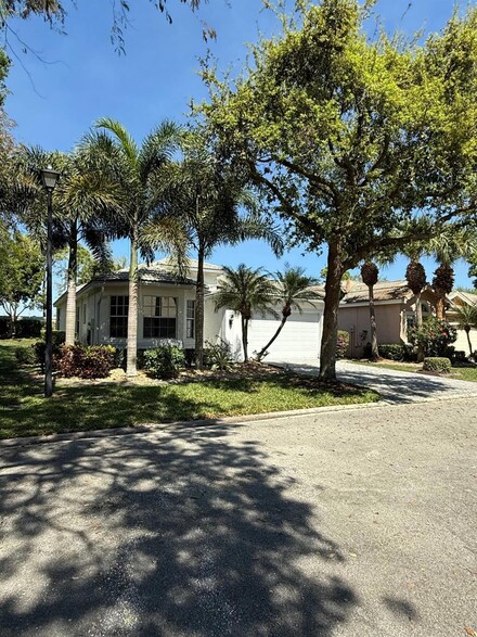 8833 Arbor Walk Dr, Lake Worth, FL 33467