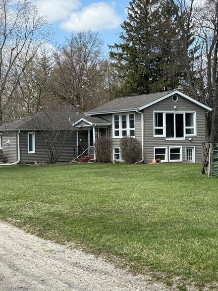 188 Old Sutton Rd, Barrington, IL 60010