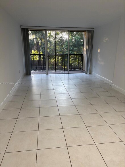 8870 Fontainebleau Blvd Unit 212, Miami, FL 33172