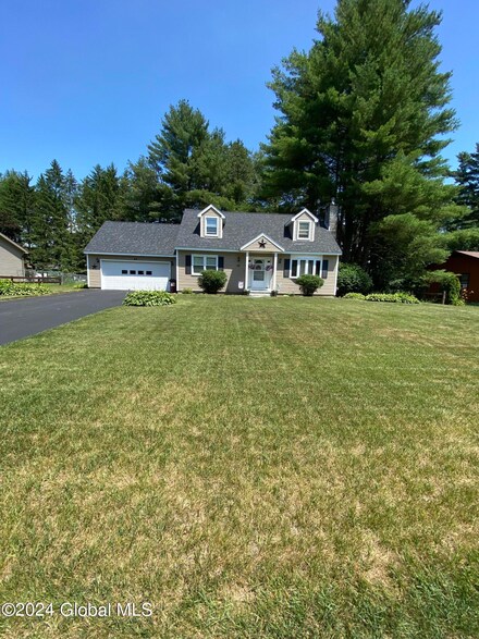 25 Sweetbriar Ln, Queensbury, NY 12804